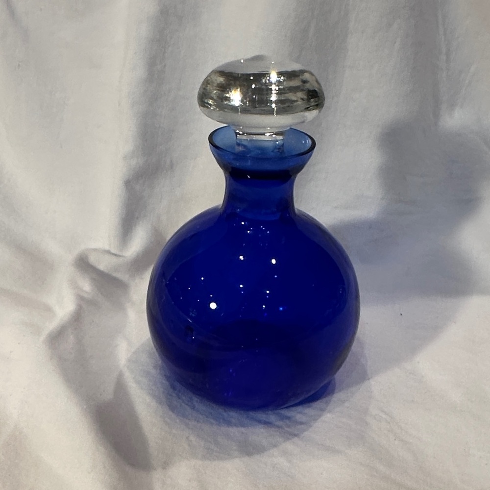Source Unknown Blue Glass Art Vase